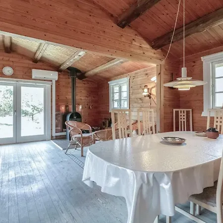 Three-bedroom Holiday In Aakirkeby *