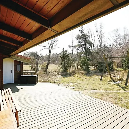 Casa de Férias Three-bedroom Holiday In Aakirkeby